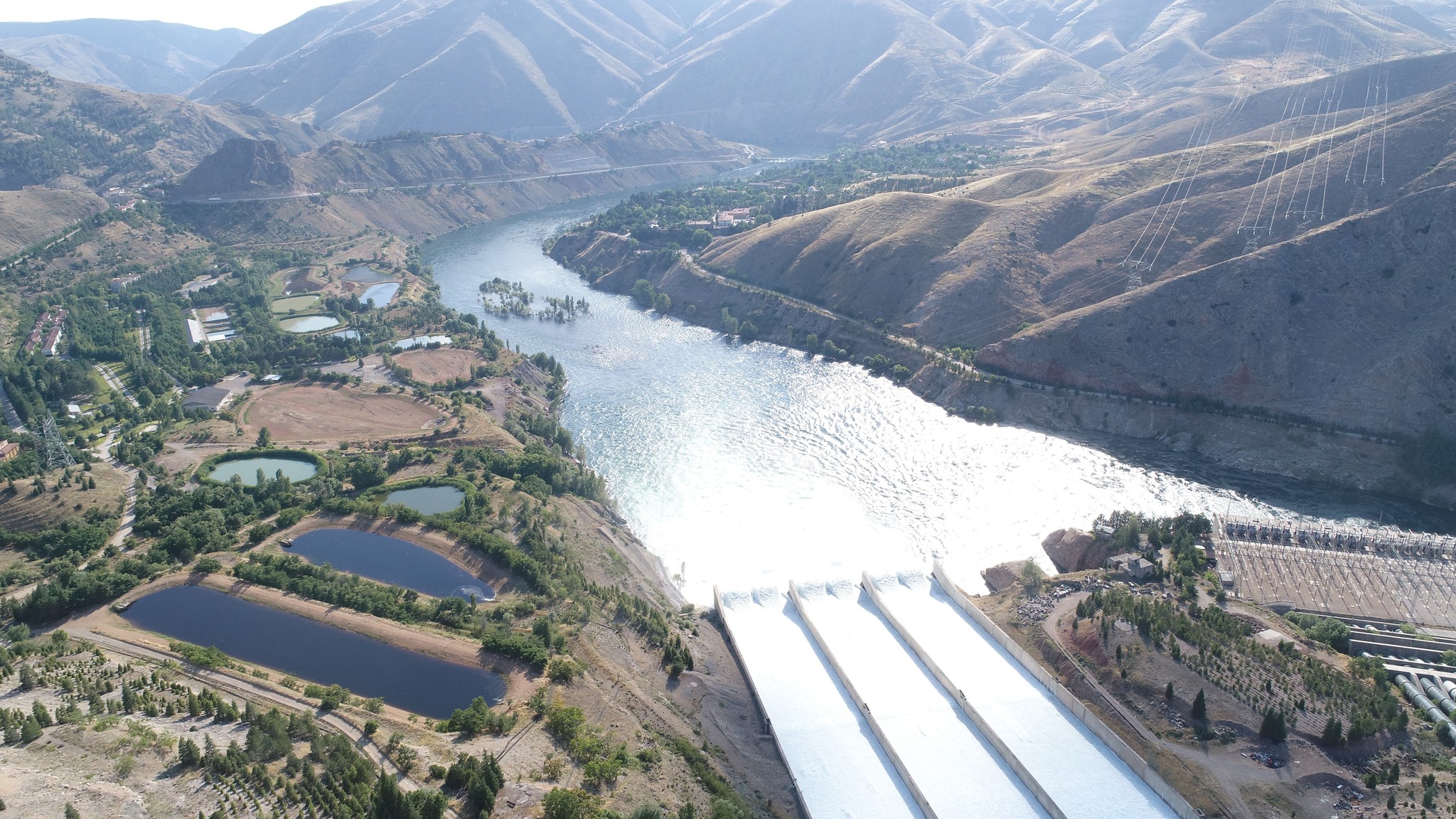 Keban Barajı’nın 15 yıl sonra açılan savak kapakları 50 gün sonra kapandı