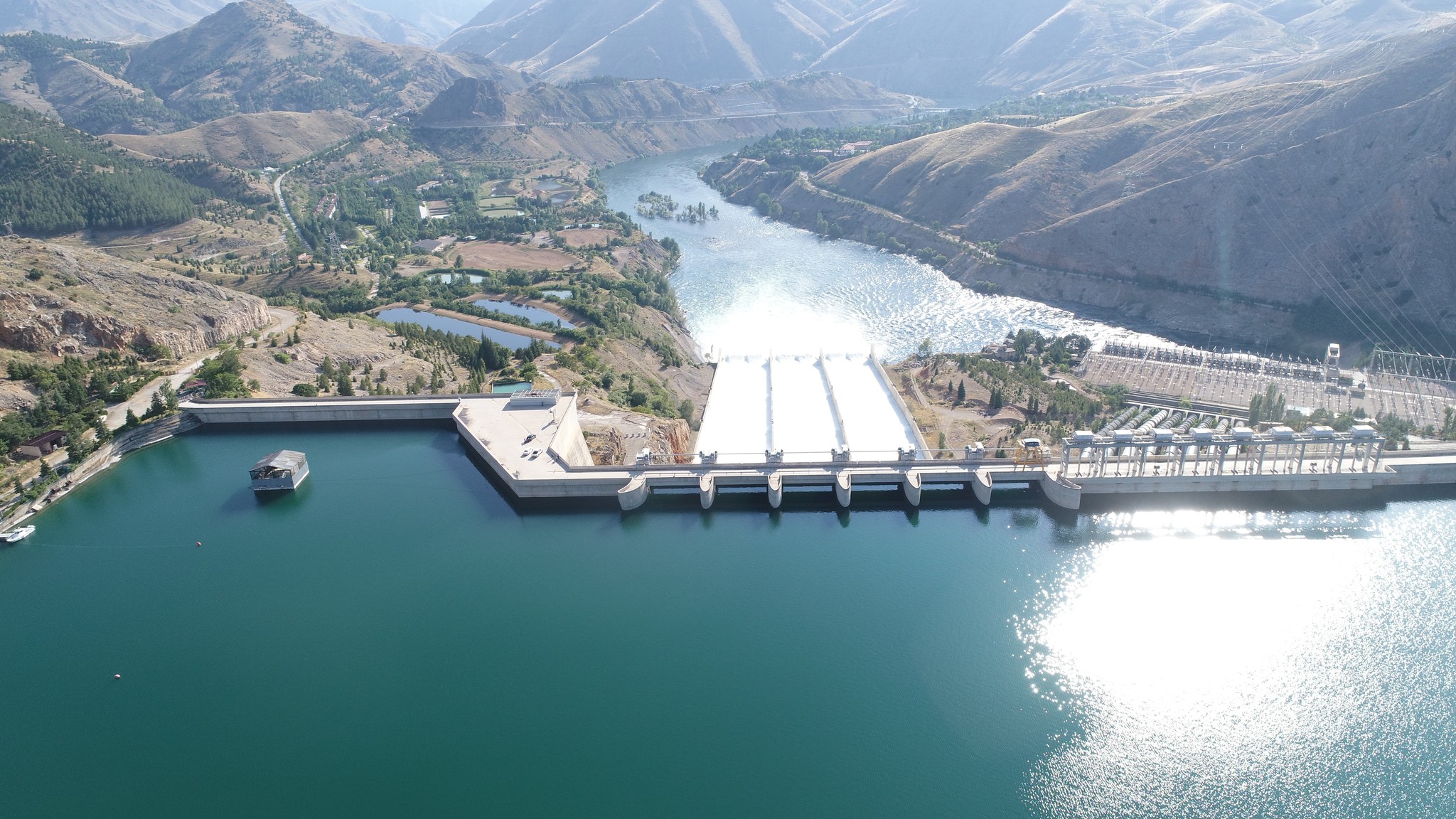 Keban Barajı’nın 15 yıl sonra açılan savak kapakları 50 gün sonra kapandı