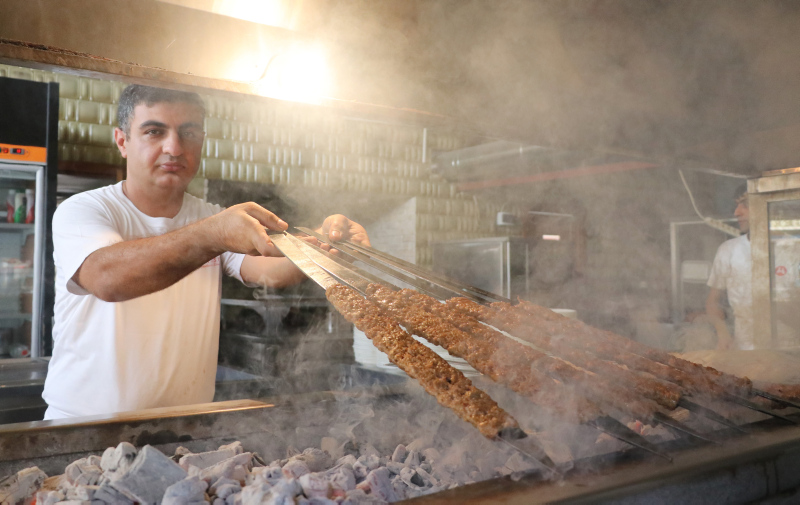 Adana’da kebap ustaları 100 derecede çalışıyor!