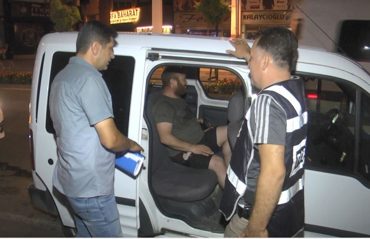 Antalya’da polisi şaşırtan görüntü! Düğüne gittiğini söyleyen sürücünün aracından...