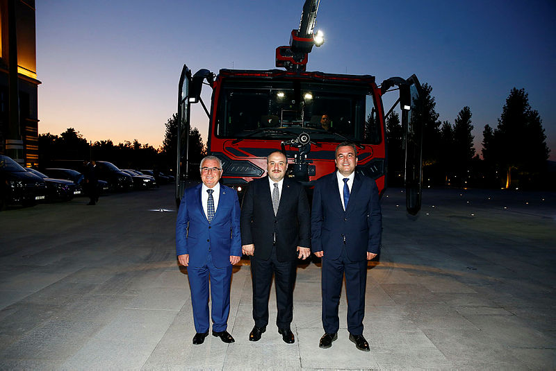 Başkan Erdoğan ile Mahathir Muhammed yerli üretim itfaiye aracını inceledi