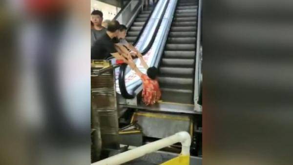 Çin’de korkunç olay: Arızalı yürüyen merdiveni kullandı, sol bacağından oldu