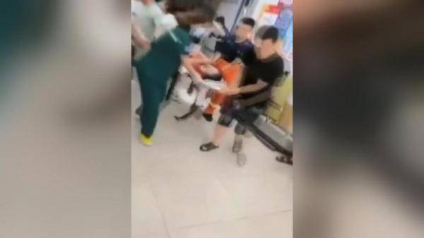Çin’de korkunç olay: Arızalı yürüyen merdiveni kullandı, sol bacağından oldu