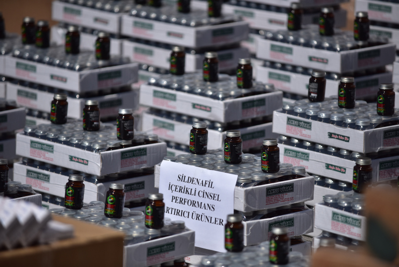 Dev operasyon! 7 TIR dolusu zayıflama çayı, cinsel güç artırıcı mamüller ele geçirildi