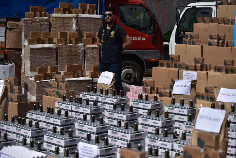 Dev operasyon! 7 TIR dolusu zayıflama çayı, cinsel güç artırıcı mamüller ele geçirildi