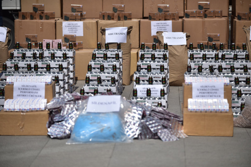 Dev operasyon! 7 TIR dolusu zayıflama çayı, cinsel güç artırıcı mamüller ele geçirildi