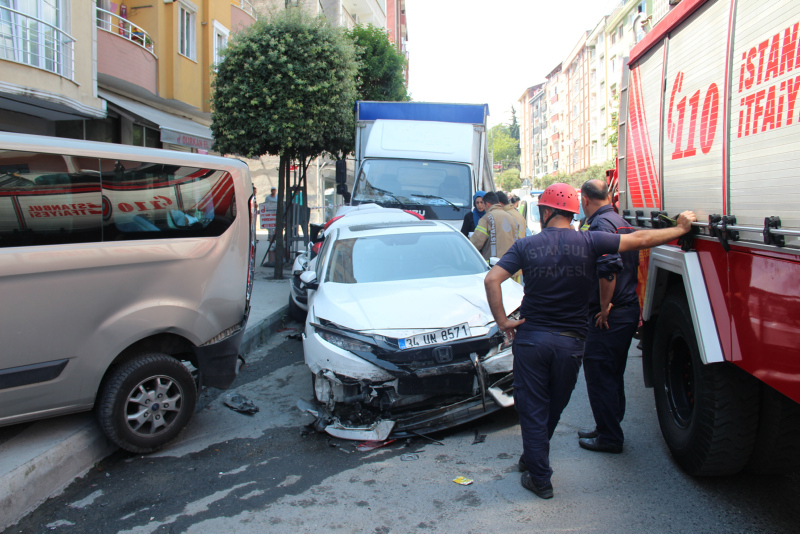 İstanbul’da freni patlayan kamyonet 8 araca çarptı! Bir mucize yaşandı​