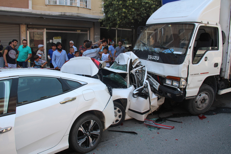İstanbul’da freni patlayan kamyonet 8 araca çarptı! Bir mucize yaşandı​