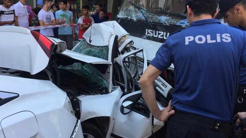 İstanbul’da freni patlayan kamyonet 8 araca çarptı! Bir mucize yaşandı​