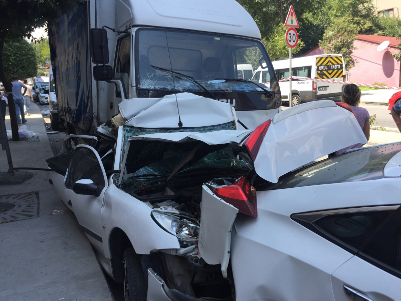 İstanbul’da freni patlayan kamyonet 8 araca çarptı! Bir mucize yaşandı​