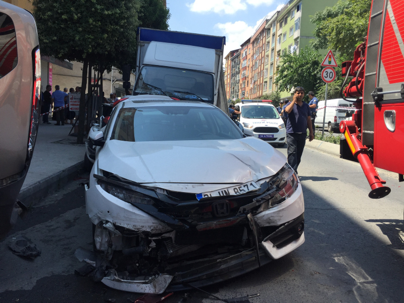 İstanbul’da freni patlayan kamyonet 8 araca çarptı! Bir mucize yaşandı​