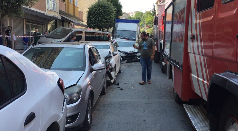 İstanbul’da freni patlayan kamyonet 8 araca çarptı! Bir mucize yaşandı​