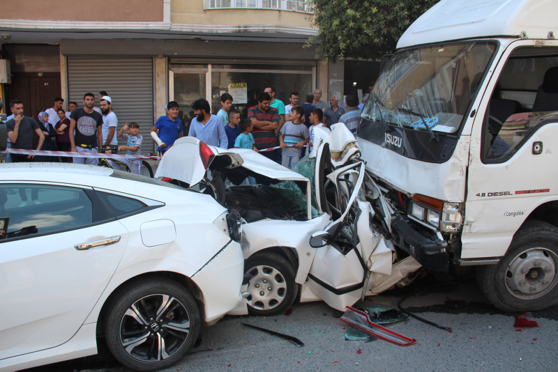İstanbul’da freni patlayan kamyonet 8 araca çarptı! Bir mucize yaşandı​