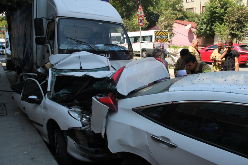 İstanbul’da freni patlayan kamyonet 8 araca çarptı! Bir mucize yaşandı​