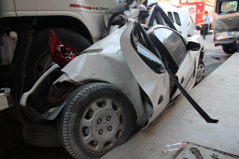 İstanbul’da freni patlayan kamyonet 8 araca çarptı! Bir mucize yaşandı​