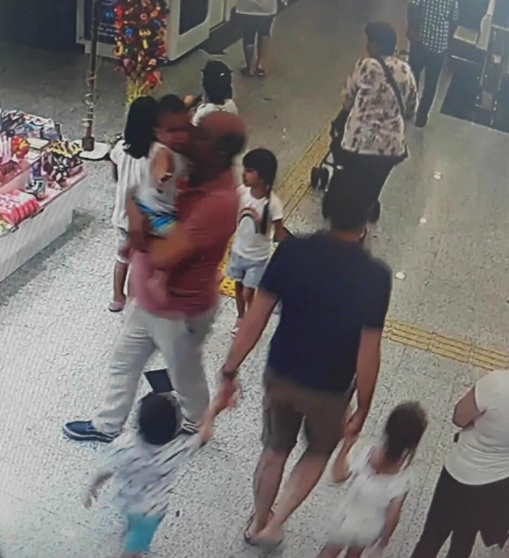 İzmir Balçova’da korkunç olay! Kucağındaki bebeği yere indirip tekmeledi