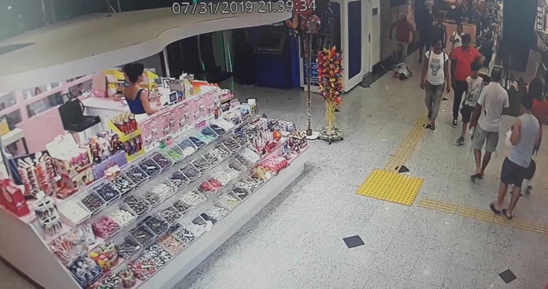 İzmir Balçova’da korkunç olay! Kucağındaki bebeği yere indirip tekmeledi