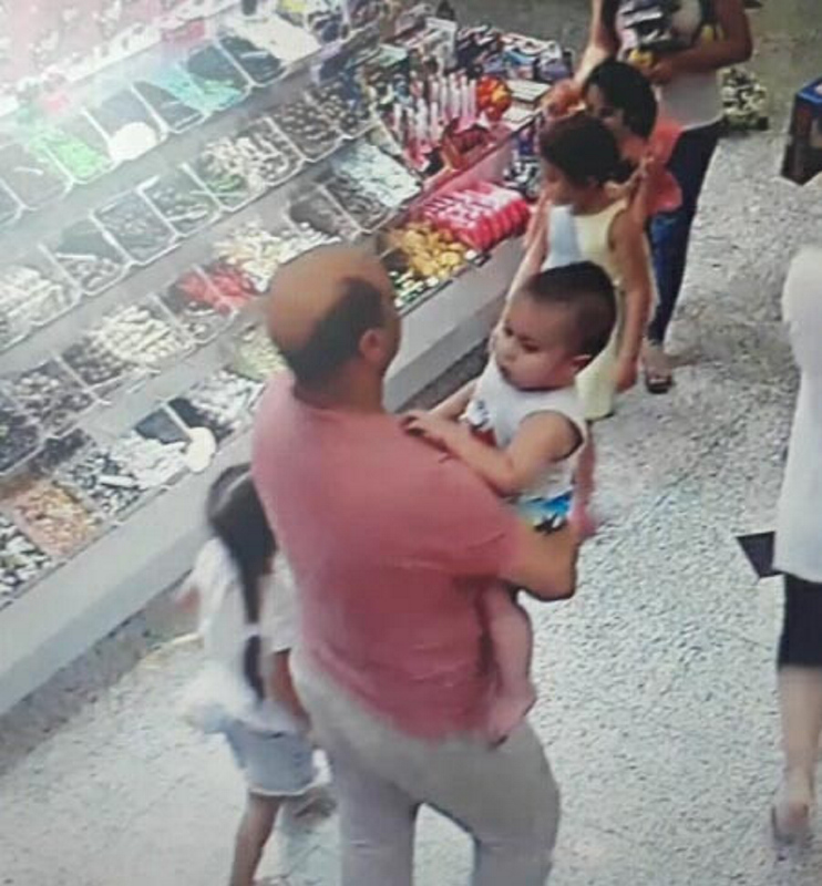 İzmir Balçova’da korkunç olay! Kucağındaki bebeği yere indirip tekmeledi