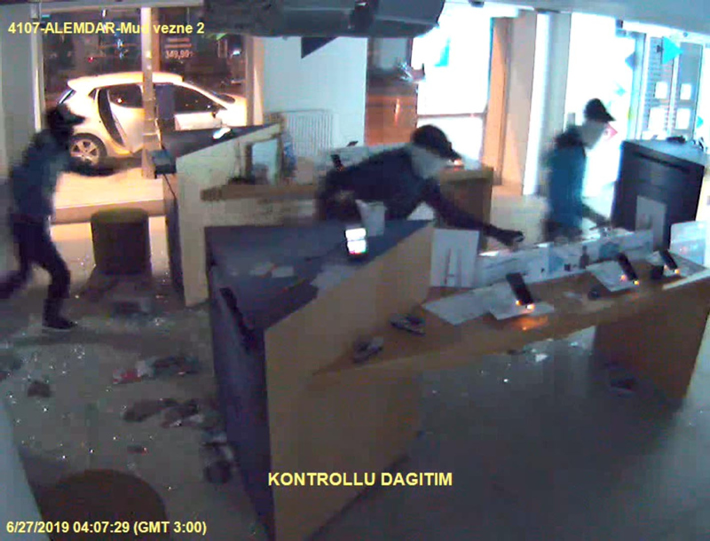 40 saniyede ’vurgun’ yapan hırsız, gazetecileri görünce bağırdı