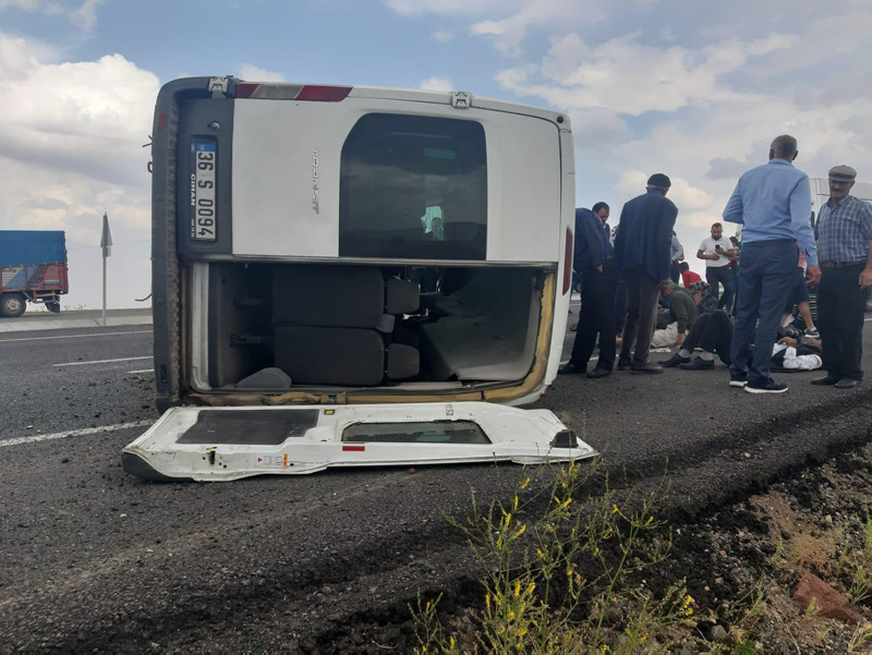Şiddetli rüzgar, diyaliz hastalarının minibüsünü devirdi: 6 yaralı