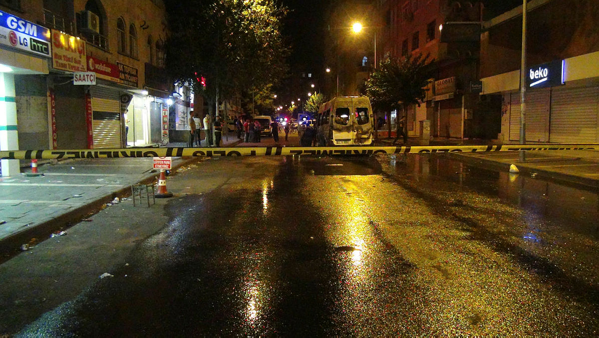 Diyarbakır’da terör yandaşlarından hain saldırı! Yolcu minibüsünü ateşe verdi