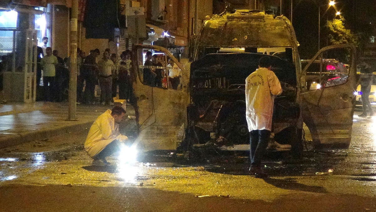 Diyarbakır’da terör yandaşlarından hain saldırı! Yolcu minibüsünü ateşe verdi