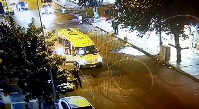 Diyarbakır’da minibüse molotof atılma anı kamerada