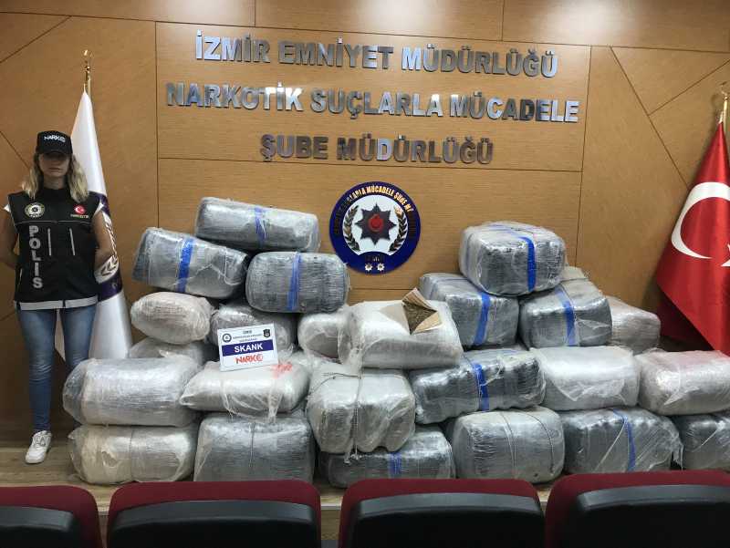 İzmir’de uyuşturucu operasyonunda 600 kilogram skunk ele geçirildi