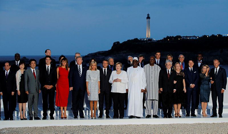 G7 Zirvesi’ne damga vuran fotoğraf! Macron’un eşi Brigitte Trump’ı böyle öptü...