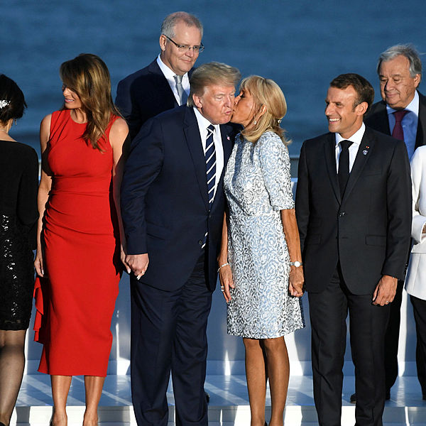 G7 Zirvesi’ne damga vuran fotoğraf! Macron’un eşi Brigitte Trump’ı böyle öptü...