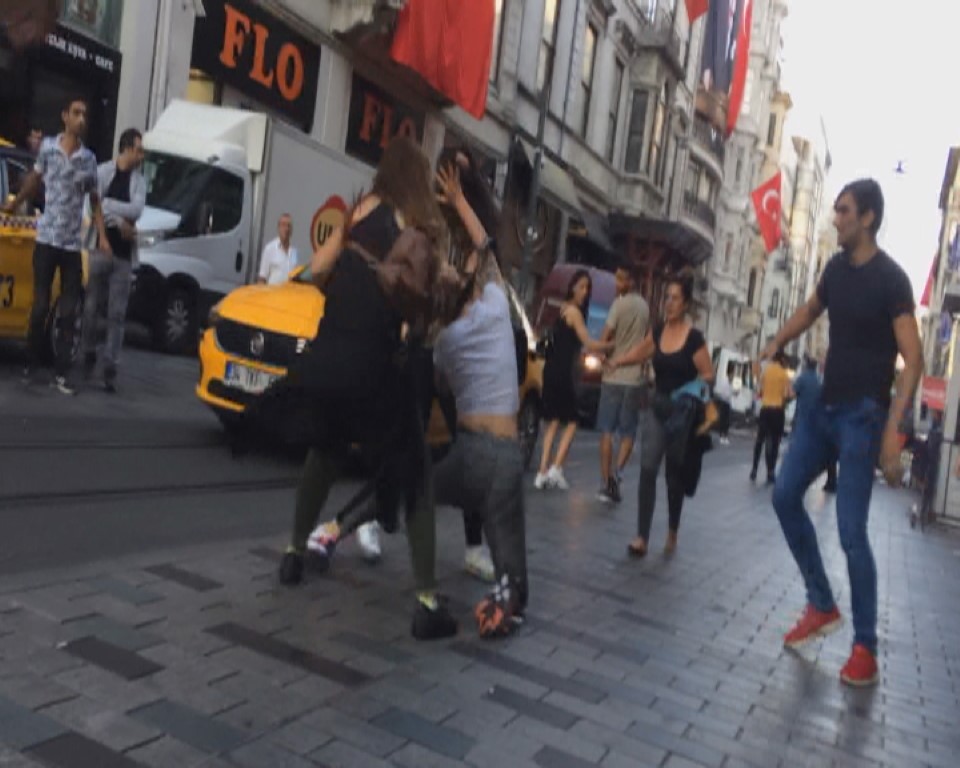 İstiklal Caddesi’nde 10 kişi dakikalarca kavga etti