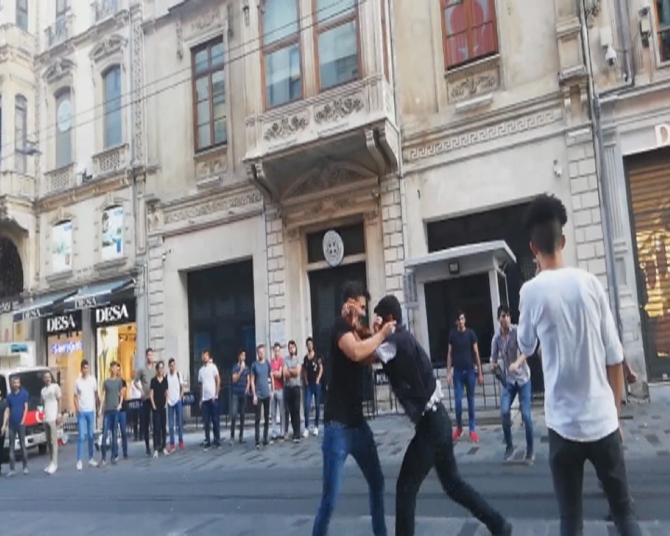 İstiklal Caddesi’nde 10 kişi dakikalarca kavga etti