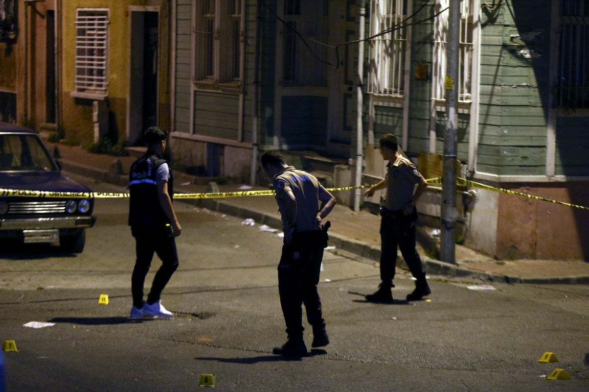 İstanbul Fatih’te korkunç olay! 18 yaşındaki genç sokak ortasında vuruldu