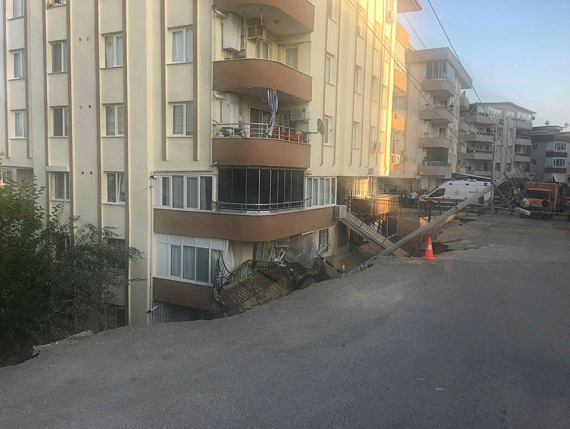 İzmir’de facianın eşiğinden dönüldü: İstinat duvarı çöktü! Minibüs çukura düştü