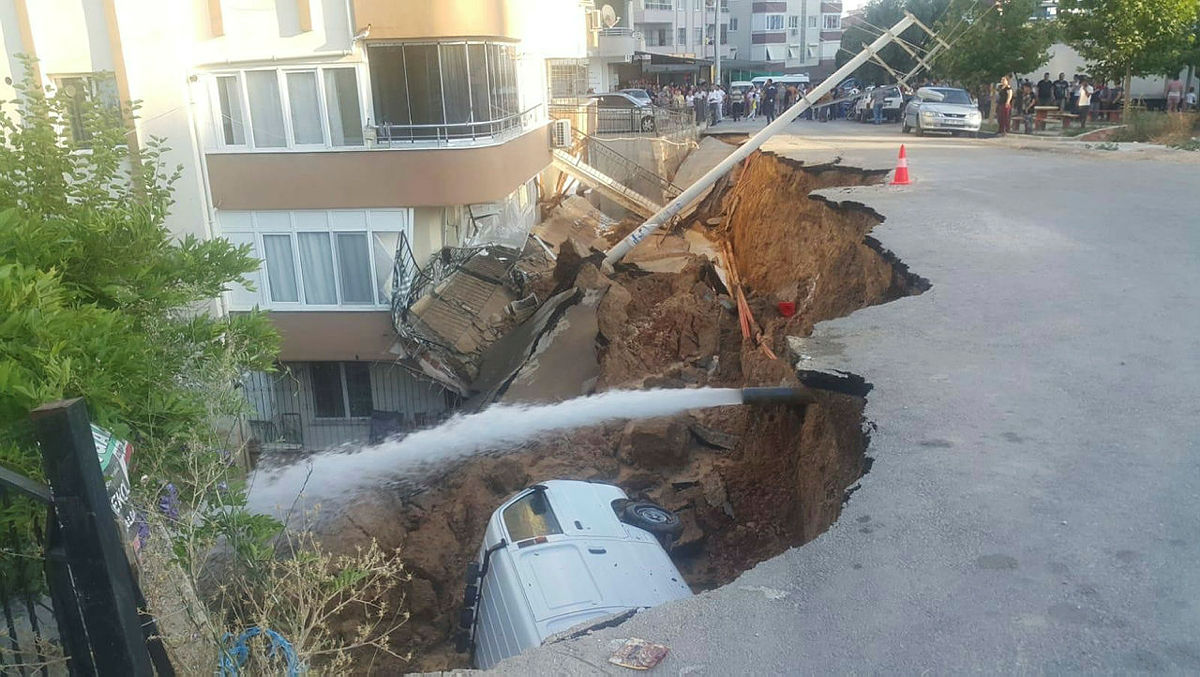 İzmir’de facianın eşiğinden dönüldü: İstinat duvarı çöktü! Minibüs çukura düştü