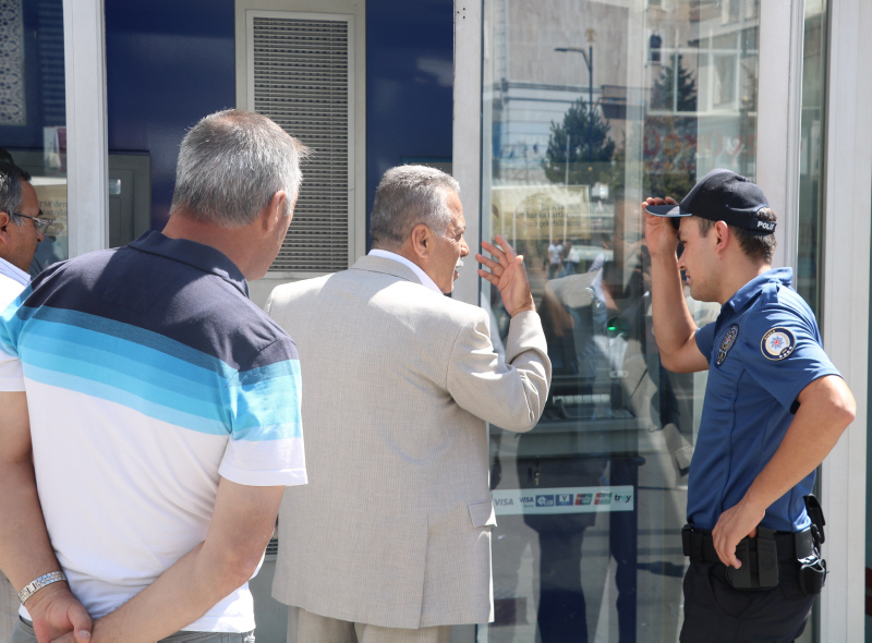 Sivas’ta banka görevlileri ATM anahtarını üzerinde unuttu