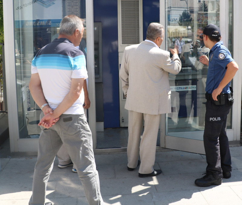 Sivas’ta banka görevlileri ATM anahtarını üzerinde unuttu