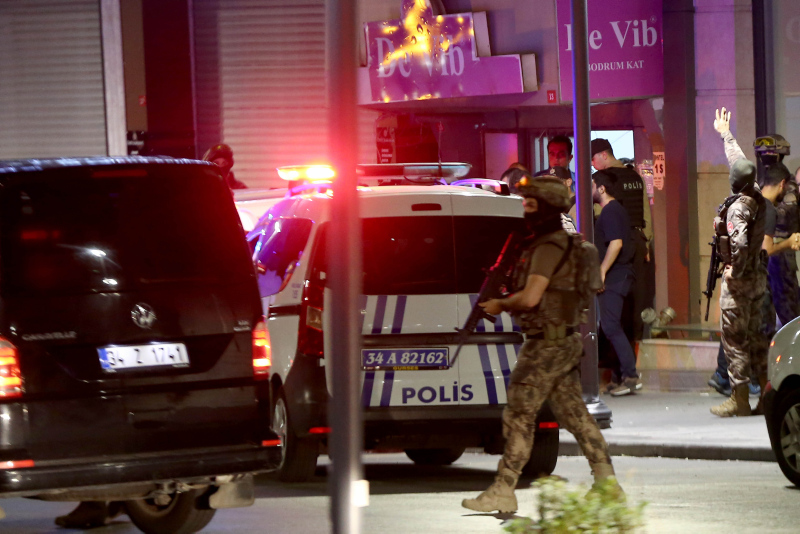 İstanbul’da AVM ve rezidansı tarayıp lüks otomobille kaçtılar