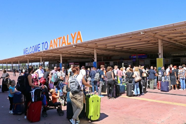 Antalya Havalimanı’nda ’Thomas Cook’ yoğunluğu