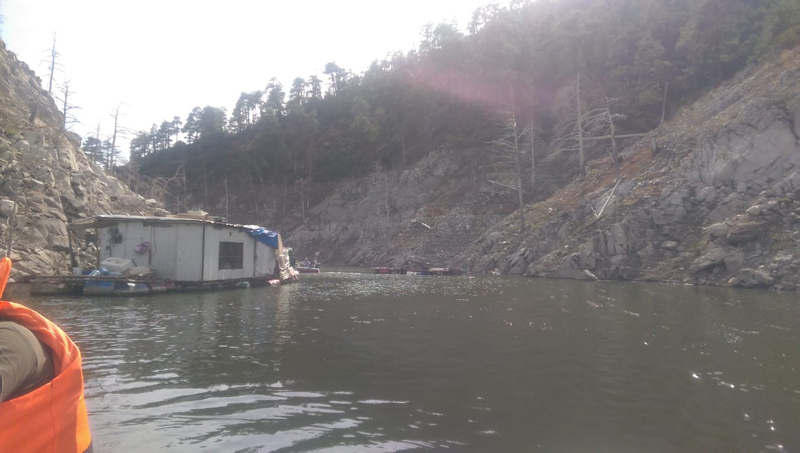 Baraj üzerindeki yüzen evlere operasyon: 3 gözaltı