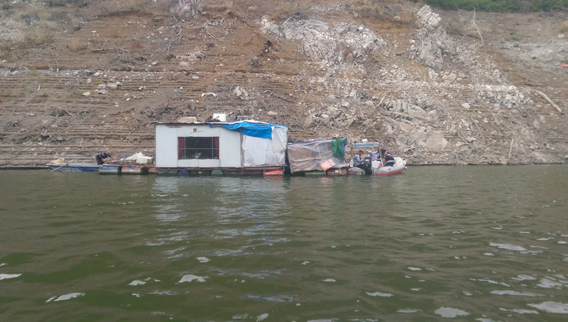 Baraj üzerindeki yüzen evlere operasyon: 3 gözaltı