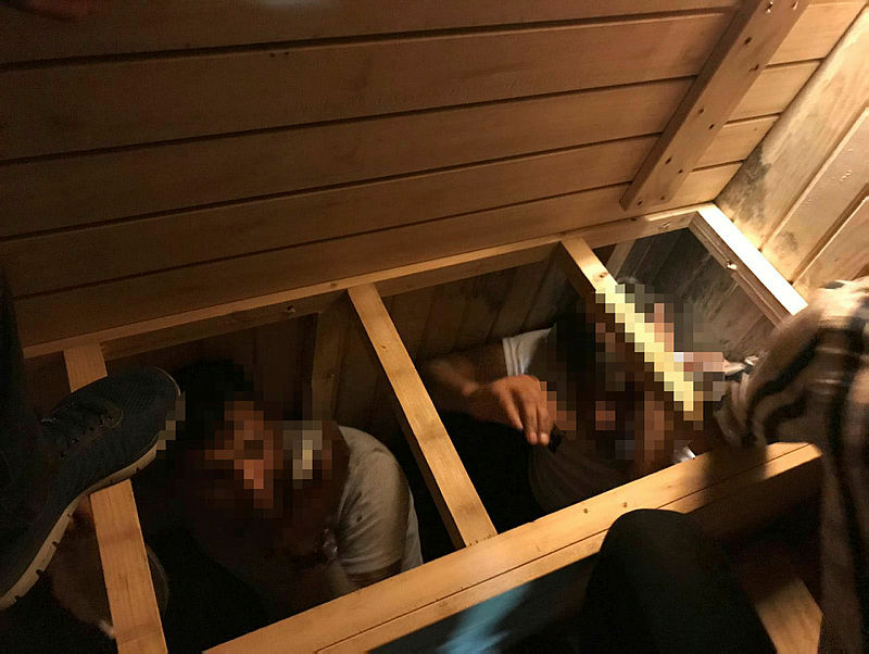 Filmleri aratmayan baskın: Sahte polisler saunanın içinde yakalandı