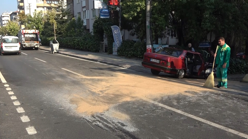Bursa’da feci kaza! Temizlik işçileri yola savruldu, sürücü sıkıştı