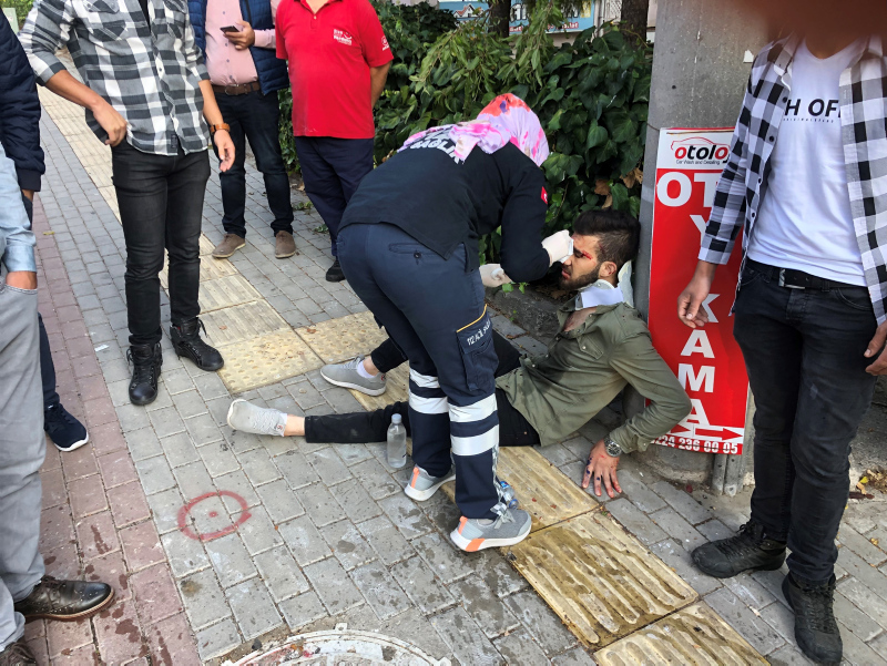 Bursa’da feci kaza! Temizlik işçileri yola savruldu, sürücü sıkıştı
