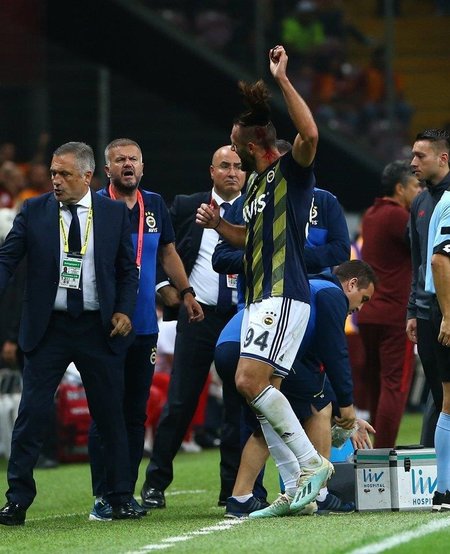 Galatasaray - Fenerbahçe derbisinde Vedat Muriç başından yaralandı!