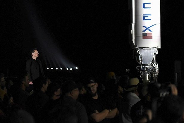 Elon Musk, Ay’a ve Mars’a insan taşıyacak Starshipi tanıttı