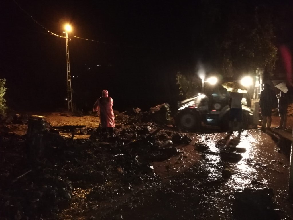 Rize ve Artvin’de sel: Yollar kapandı, mahsur kalan 3 kişi kurtarıldı .