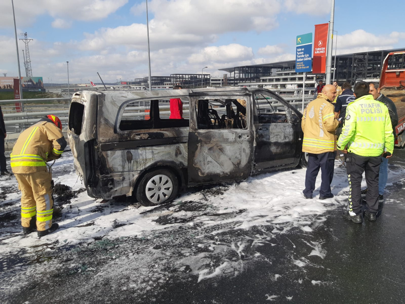 İstanbul Havalimanı’nda seyir halindeki VIP araç alev alev böyle yandı