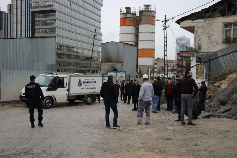 İstanbul’da hafriyat kamyonunun altında kalan sürücü öldü