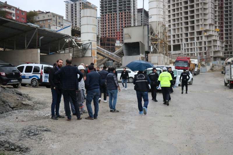 İstanbul’da hafriyat kamyonunun altında kalan sürücü öldü